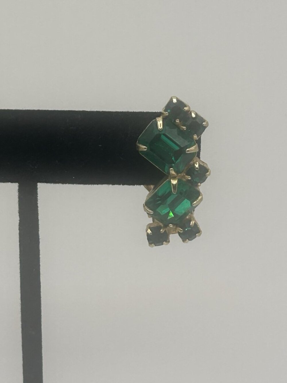 Vintage Emerald Green Rhinestone Gold Tone Clip On Earrings Christmas Gift Vntg - Picture 10 of 14